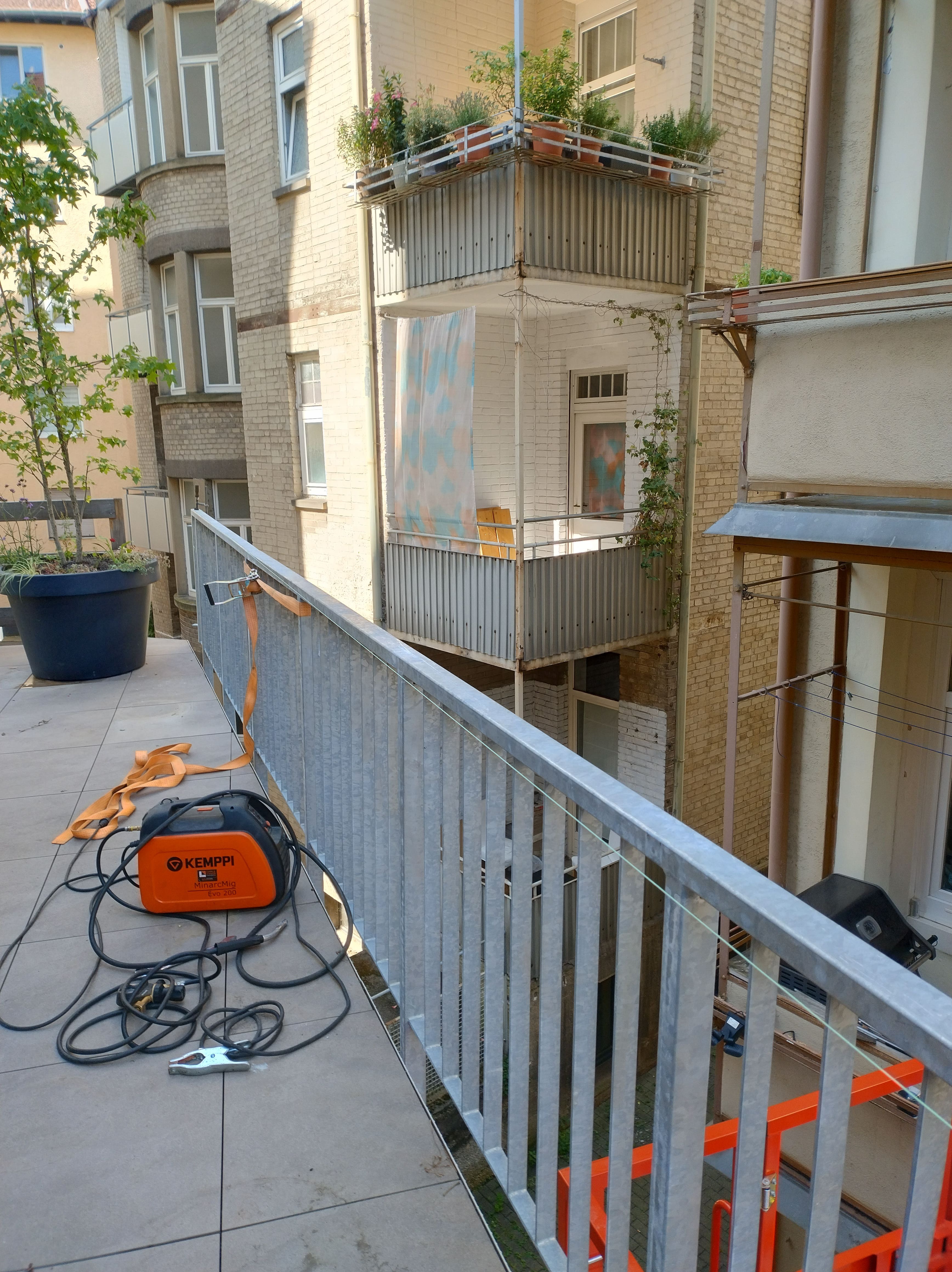 Moderne Stahlgeländer für ein Haus mit Abgrund – Stuttgart Ost