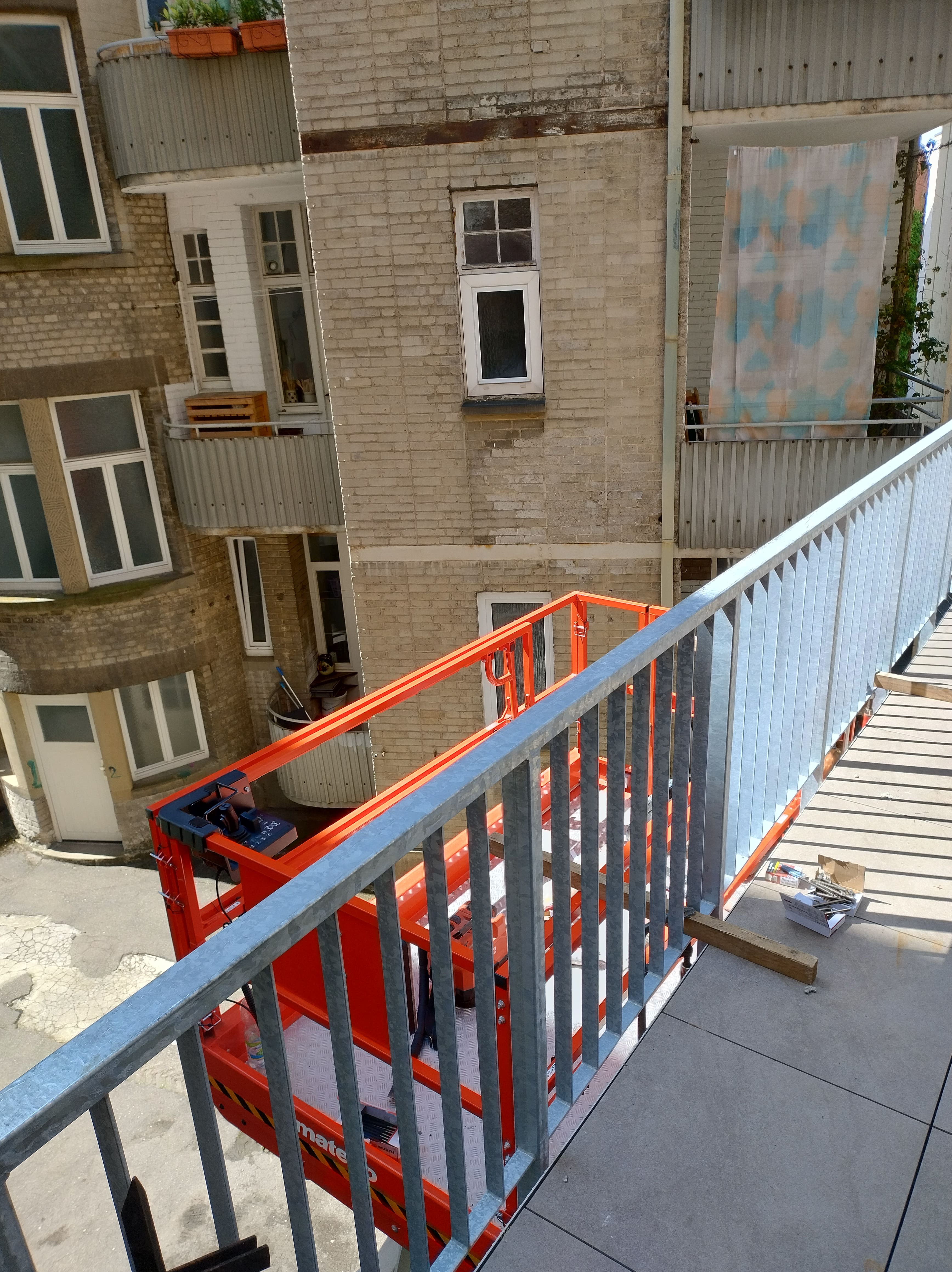 Moderne Stahlgeländer für ein Haus mit Abgrund – Stuttgart Ost - 3