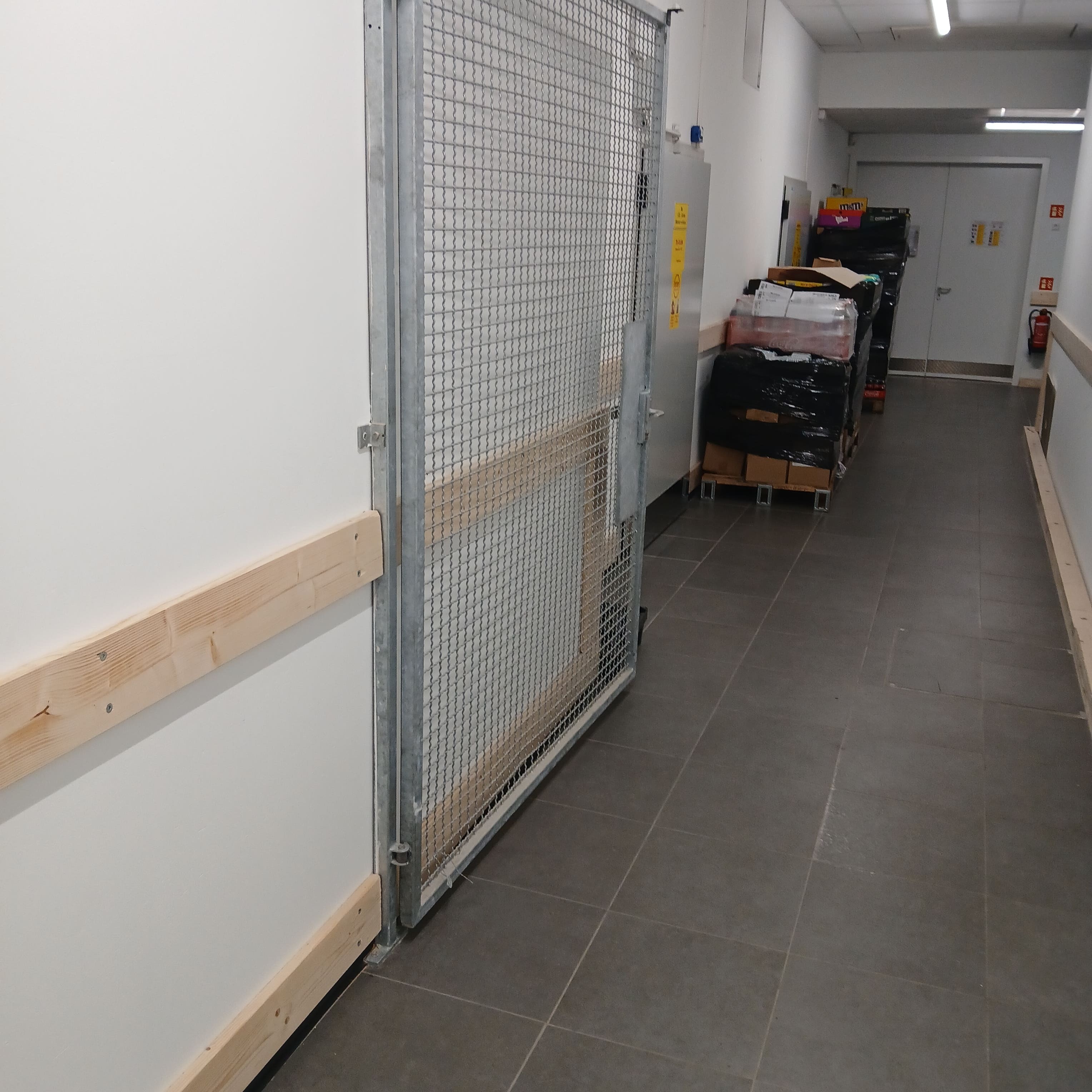 Abschließbares Gittertor – Sicherheit in geschütztem Bereich