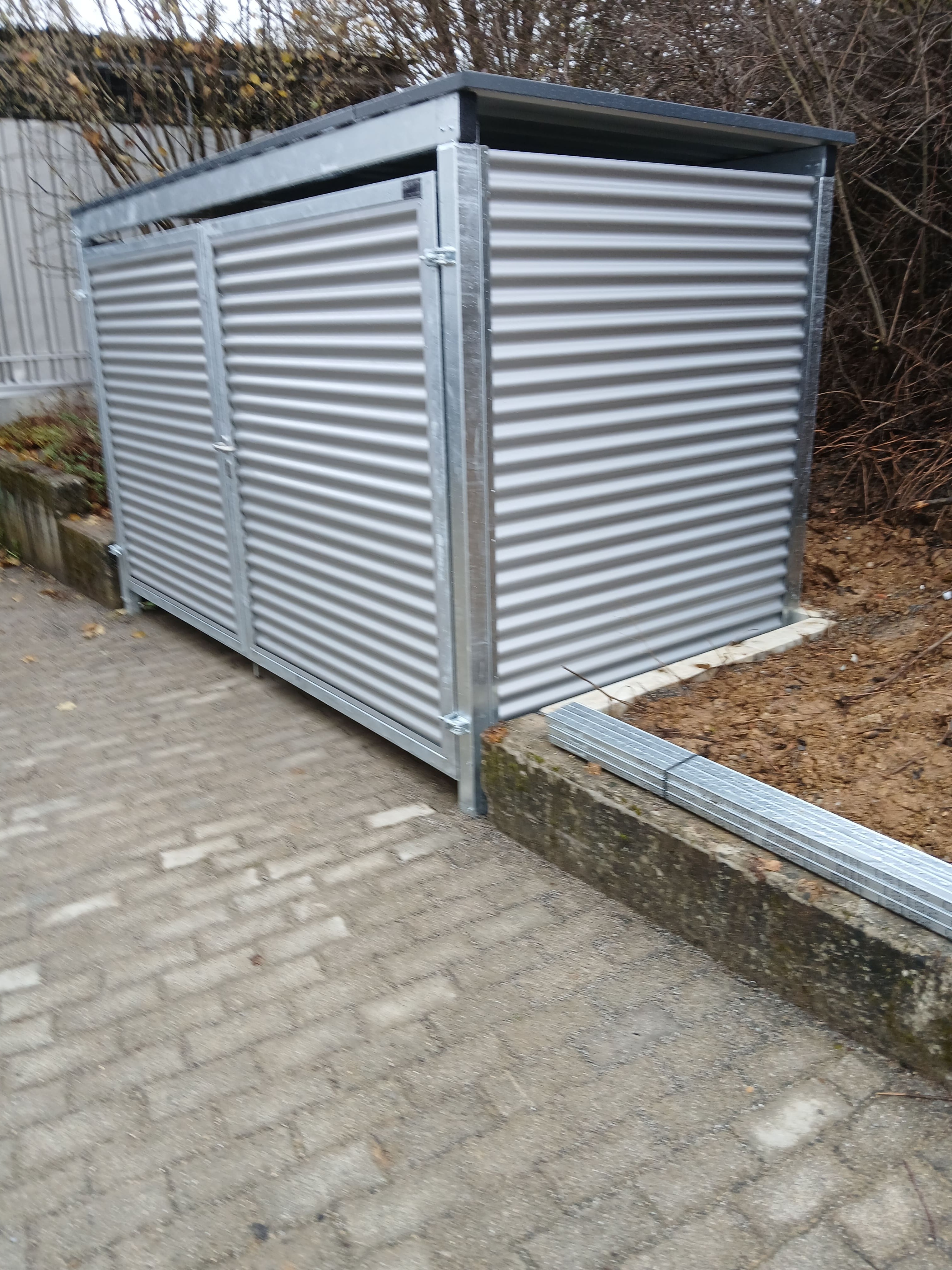Abschließbare Mülleinhausung – Sicherer & ästhetischer Müllplatz